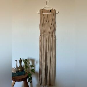 Universal Threads Sleeveless Beige Jumper with V-Neck and Open Back